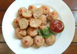 Campur ayam, udang, kulit ayam, bawang putih, garam, merica bubuk, gula, penyedap rasa, dan minyak wijen sambil diuleni rata. Resep Bakso Ayam Goreng Frozen Food Yang Luar Biasa