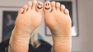 Got large feet? Know its causes and how to deal with it | HealthShots
