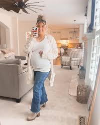 21 weeks today with little man! ✨ Finally getting *some* energy back and  wanting to share the cutest maternity jeans from @pinkblushmaternity 💖 Use  my code KATHRYNBERNER25 to save🤍 • • • #