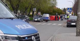 Przede wszystkim o to, dlaczego policjant, choć na służbie, nie miał założonej kamizelki kuloodpornej. Enjs6j6iiyi8mm