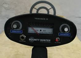 I have rated the bounty hunter tk4 tracker iv as one of the better metal detectors for beginners to get introduced to the world of metal detecting and treasure hunting. Renewed Bounty Hunter Tk4 Tracker Iv Metal Detector Mowers Outdoor Power Tools Surclima Metal Detectors