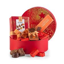 A delicious assortment of eight gourmet pralines, this gift from neuhaus is rich with a variety of milk, dark and white chocolate. Neuhaus Chocolate Gold Dusted Christmas Treats Christmas Gift Baskets Luxury Christmas Gifts Gift Baskets Delivery