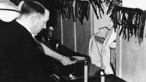 In die zukunft ziehen wir mann f;r mann wir marschieren f;r hitler durch nacht und durch not mit der fahne der jugend f;r freiheit und brot. 20 4 1940 Burger Schenken Hitler Kerzenhalter Zum Geburtstag Swr2