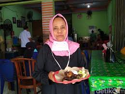 Tapi soal rasa, bebek hitam bikin kamu ketagihan. Kisah Mak Isa Sukses Jualan Nasi Bebek Madura Bumbu Hitam Di Jakarta