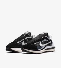 La collection nike x sacaï en est le parfait exemple. Nike X Sacai Vaporwaffle Black And White Release Date Nike Snkrs