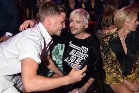 Schauspieler zeigt pärchenfoto mit freund. Liebes Outing Jannik Schumann Kuschelt Mit Seinem Freund Felix Durch