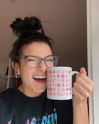 Charli D Amelio En Instagram A Girl And Her Coffee Cup A Love Story In 2020 Charlie Video Dunkin Rare Photos