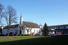 „in schwarz eine eingeschweifte rote spitze, darin eine wachsende goldene ähre; Erftstadt Wikipedia