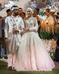 Yunalis zarai) and her friendship with director adam sinclair (who is the brother of local actor ashraf sinclair and mix fm radio announcer aishah sinclair) started blossoming after the pair collaborated on a commercial in 2013. Yuna Zarai Channels Goddess Vibes In Her Malaysian Garden Wedding