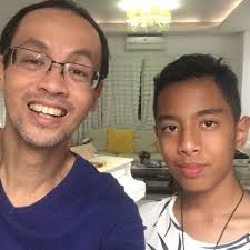 Ia sempat berpindah keyakinan memeluk agama buddha saat menikahi dewi lestari. Beranjak Remaja 10 Potret Keenan Putra Pertama Marcell Dewi Lestari