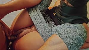 Une bombasse très sexy aux cuisses épaisses avec sa meilleure amie.