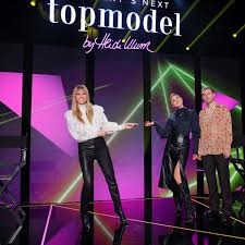 Mai* ist noch nicht vorbei, noch wurde die gewinnerin von „germany's next topmodel 2021 nicht gekürt, auch so können sich schon jetzt alle bei prosieben bewerben, die 2022 die nachfolge von alex, ashley, dascha, romina, yasmin oder soulin, die auch. Gntm 2021 Paukenschlag Gestern Wer Ist Raus Wer Noch Dabei Film Tv Serien