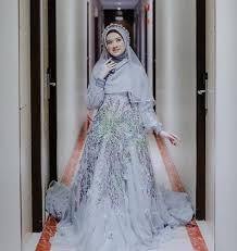 Maybe you would like to learn more about one of these? Gaun Pengantin Muslimah Modern Warna Silver Berikut Tips Dan Inspirasinya Wedding Market