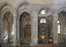 La chiesa, a navata unica con pianta a croce latina , possiede ai lati del transetto , prima di giungere all'altare maggiore, dei varchi che che conducono alla sala. Basilica Di San Lorenzo Maggiore Wikipedia