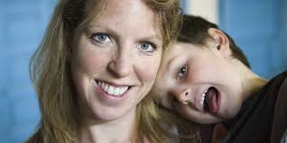 38.000 om måneden for at passe fem børn