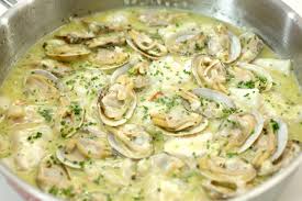 Invitado por la web serie 'cata mayor', que patrocina agua vilajuïga, propone al periodista pau arenós una receta que atrae y complace: Kokotxas De Bacalao Con Almejas A La Sidra David De Jorge Eceizabarrena
