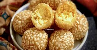 Selain itu, isian dari jajanan khas tradisional ini biasanya berupa kacang hijau yang telah dihaluskan. Legitnya Onde Onde Wijen Mini Jajanan Legendaris Isi Kacang Hijau