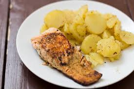 Como habíamos comentado el tiempo estimado es de unos quince minutos. Como Hacer Salmon Al Horno Con Patatas Facil