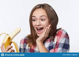 Retrato De Uma Menina Adolescente Segurando Bananas Meio Peladas Imagem De Stock Imagem De Dieta Gritaria 207128037