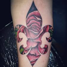 It has been well acknowledged for its glory on many majestic as well as spiritual figures. Abstrakt Fleur De Lis Mit Rose Tattoo Design Am Unterarm Tattoomotive Net