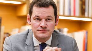 Pierre maudets eltern sind henri maudet, ein franzose aus dem département sarthe (* 1948), der zuerst theologie in paris studierte, bevor er nach genf zog und jurist wurde, und susanna willy (* 1943). Pierre Maudet A Supprime Des Mails Concernant Son Voyage Controverse Rts Ch Geneve