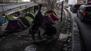 Plus de 2.700 réfugiés ont dû partir alors qu'ils étaient installés porte de la chapelle dans des conditions sanitaires épouvantables. A Paris Plus De 2000 Migrants Survivent Toujours Dans Des Conditions Epouvantables
