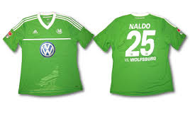 Bundesliga zuhause und hat auch schon eine meisterschaft erringen die „wölfe, wie der verein sehr gerne von den anhängern genannt werden, konnten auch schon. Das Trikot Des Vfl Wolfsburg Mit Der Unterschrift Von Naldo