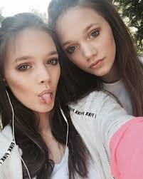 She has two elder sisters, namely, félicité and charlotte. 61k Likes 479 Comments Daisy Tomlinson Deakin Daisytomlinson Deakin On Instagram Daisy Tomlinson Louis Tomlinson Sisters Tomlinson Family