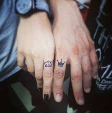 «tattoo sencillo #notamusical #tattoos #tatuadores #tatuajes #manoalzada #rosa citas 3106119678». Coronas Muy Sencillas En Los Tatuajes De Parejas Disenos De Tatuaje Para Parejas Mejores Tatuajes Para Parejas