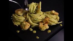 Un cremoso e ricco primo piatto.pasta con crema di zucchine, tonno e pomodorini! Spaghetti Con Pesto Di Zucchine Gamberi E Pomodorini Youtube
