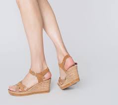 L'atterrissage des troupes aéroportées et le débarquement sur cinq plages normandes s'annoncent difficiles. Sandale Compensee Camel Et Or Camel Or