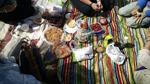 Remaja yang selalu makan bersama keluarga kebanyakannya melaporkan mereka mempunyai hubungan yang sangat 'excellent' dengan keluarganya. Manfaat Makan Bersama Keluarga Bagi Anak Kiblat Muslimah