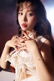 Vpop tuần qua: Hoàng Thùy Linh hành động lạ