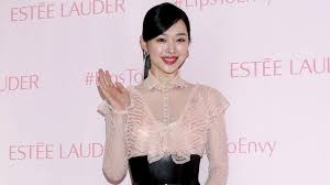 Police said her manager went to her home in seongnam, near seoul, at 3.20pm local time when he couldn't contact her. K Pop Star Sulli Found Dead Aged 25 Bbc News