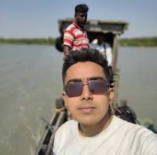 🇧🇷Roberto Carlos : " Messi or Ronaldo? Well I'm a Madridista. If you  think I've to choose Ronaldo over Messi then you are wrong (Laughs). Both  of them are living legends but