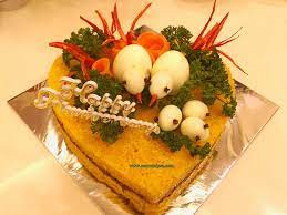 Ruang tamu yang diletakkan di bagian luar rumah ini memiliki hiasan dinding yang sangat minimalis, yaitu kaca berukuran lebar berbentuk persegi panjang. Pulut Kuning Berhias Untuk Ulangtahun Perkahwinan Ke 10 Coretan Murni Alysa