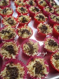 Hal ini dikeranakan kek sarang semut ini mempunyai bentuk yang unik dan memiliki rasa yang sangat sedap dan sedap, jika anda mencuba kek ini satu ini pasti anda ingin mencoba makan kek sarang. Cara Buat Kuih Sarang Semut Sukatan Cawan Indonesian Food Recipes