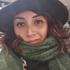 Jason Momoa causó suspiros mientras le arreglaba el peinado a Adria Arjona,  su novia, a su paso por la alfombra roja de 'Minecraft'