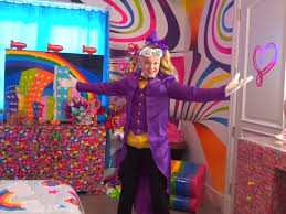 Jojo siwa just dropped a video giving fans a tour of her new home on youtube and showed viewers her merch room, basketball court, candy bar, and when jojo takes her viewers inside, she treats them to an opulent display of her wealth, which is great because i was already feeling poor before she. Look Inside Youtuber Jojo Siwa S Candy Themed Bedroom