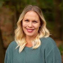 Sara Woolf's Instagram, Twitter & Facebook