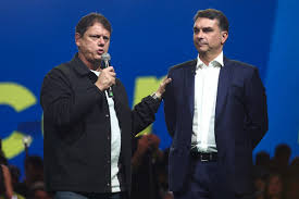 Tarcísio de Freitas confirma candidatura à reeleição em convenção com Flávio e aliados em SP