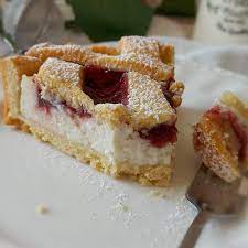 La torta versata al mascarpone e marmellata è un dessert alla portata di tutti, pronto in pochissimo e super goloso, con il suo guscio morbido e profumato ed il ripieno cremoso ed invitante. Crostata Deliziosa Mascarpone E Marmellata Dolce Ripieno Cucinare E Come Amare