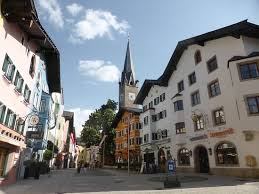Kitzbühel is a medieval town situated in the kitzbühel alps along the river kitzbüheler ache in tyrol, austria, about 100 km (62 mi) east of the state capital innsbruck and is the administrative centre of the kitzbühel district (bezirk). Sehr Schones Zentrum Kitzbuheler Innenstadt Kitzbuhel Reisebewertungen Tripadvisor