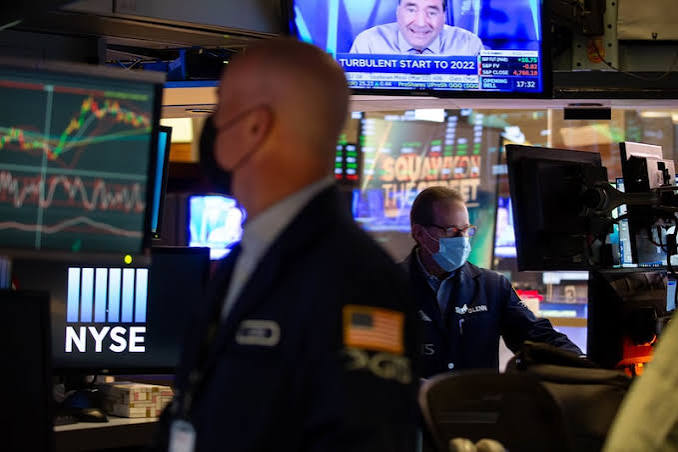 Ibovespa fecha em alta ap&oacute;s eleva&ccedil;&atilde;o de juros nos EUA e &agrave; espera do Copom