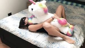 Italiana amateur se pone cachonda con un peluche de unicornio