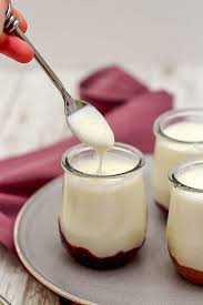 Yaourts Onctueux Sur Fond De Confiture Facon Bonne Maman Amandine Cooking En 2020 Recette Yaourt Yaourt Confiture