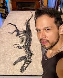 Este T-rex está listo para que vengan por el. Su nuevo hogar está aquí  cerca en Atzcapotzalco. . . . . #paleoart #paleoartist #paleontology  #artistlife #artista #dinosaur #dinosaurs #likexlike #followfollow  #artlover #dinolove #