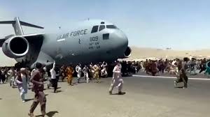 Surrender, commandos, surrender. several men emerge from a building; R1cljtfwtkqiym