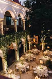 Boda En Cartagena Colombia Centros De Mesa Con Estructura Vacia Jardin De Hojas Y Flores Al Descuido Con Ju Future Wedding Plans Wedding Venues Italy Wedding