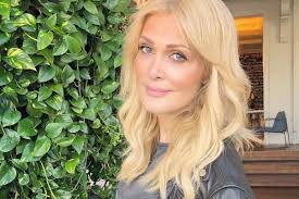 Official music video by natasa theodoridou performing an eixa meinei. H Natasa 8eodwridoy Pozarei Me Th Mama Ths Iciao